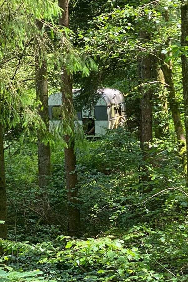 Verlassener Wohnwagen mitten im Wald. Meine Fantasie spinnt sich schon wieder eine Geschichte zusammen.
