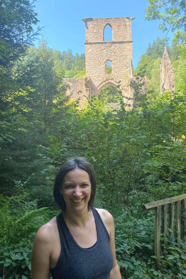 Kassia vor Klosterruine Allerheiligen