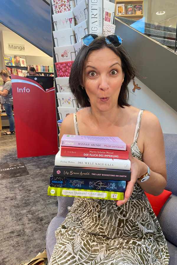 Kassia im Buchladen mit 6 gekauften Büchern