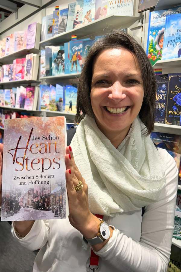 Kassia L. Hill mit Buch von Kollegin Jes Schön