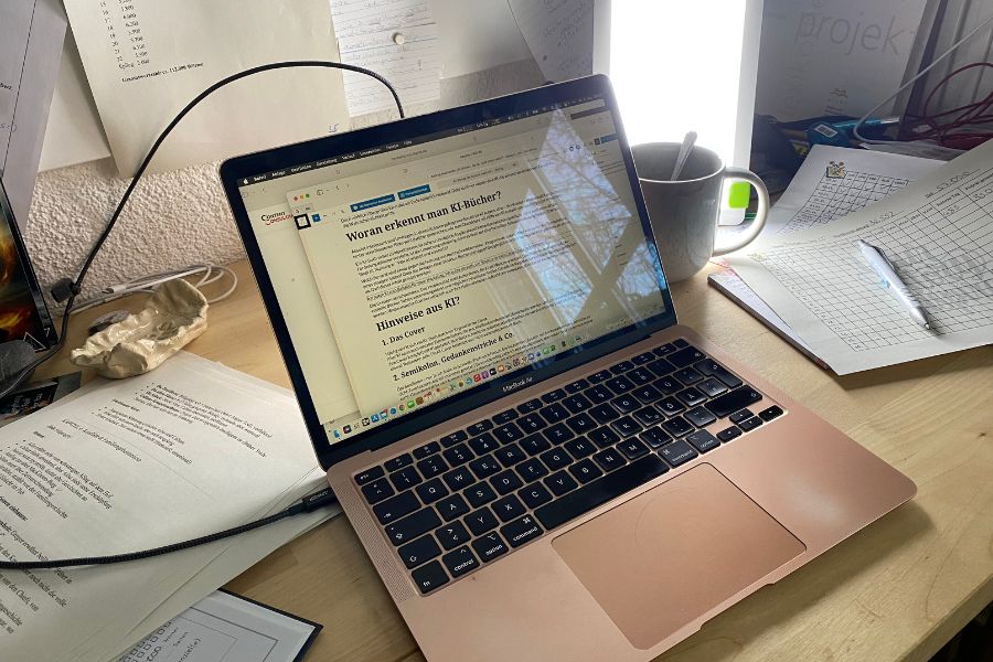 Zettel-Chaos und Laptop auf meinem Schreibtisch