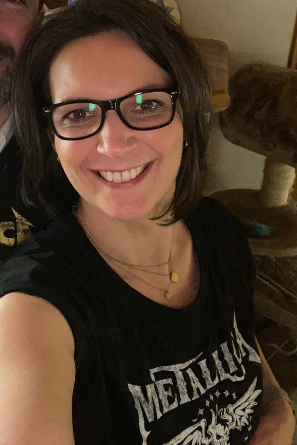 Kassia glücklich mit Fan Shirt Metallica